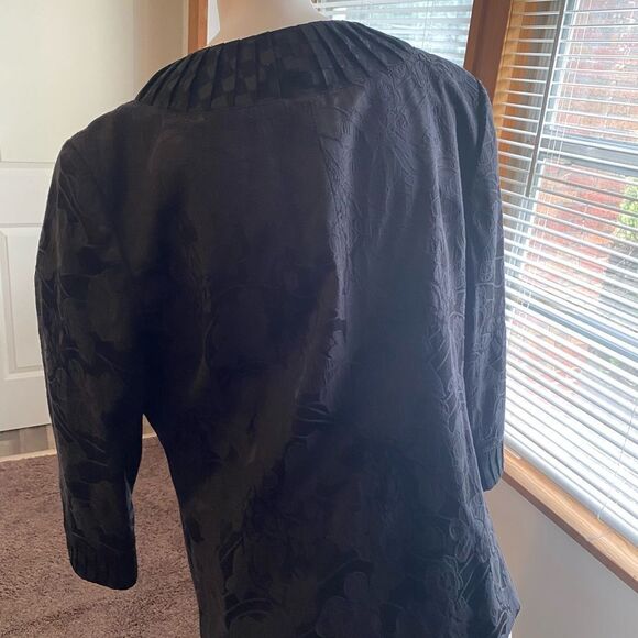 Chico’s Black Jacquard 3/4 sleeves Clasp closure blazer, size 2/12 - Picture 3 of 5